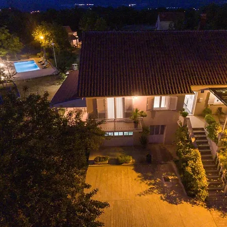 House Mia With Pool