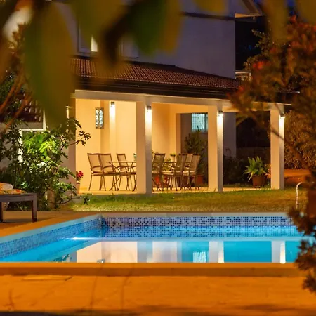 House Mia With Pool *
