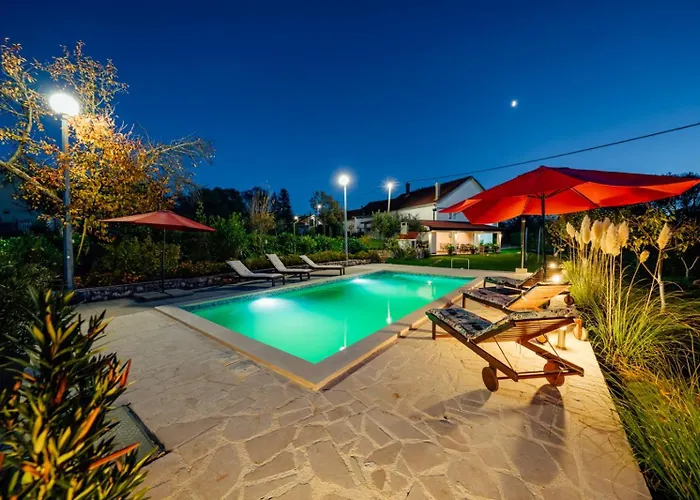House Mia With Pool